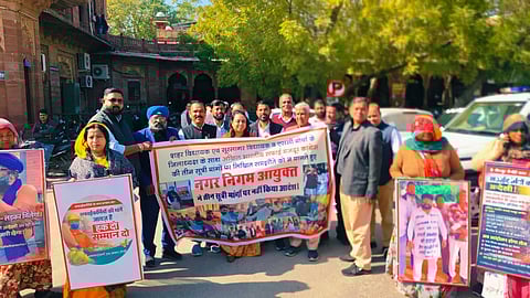 अखिल भारतीय सफाई मजदूर कांग्रेस के जिलाध्यक्ष सरदार प्रकाश सिंह 'विद्रोही' का कहना है कि यदि सफाई का दायित्व केवल वाल्मीकि कर्मचारियों का है, तो सफाई पदों पर गैर-वाल्मीकि को क्यों नियुक्त किया जा रहा है? ये कर्मचारी नियुक्ति तो ले लेते हैं, लेकिन सफाई का मूल कार्य करने से बचते हैं।