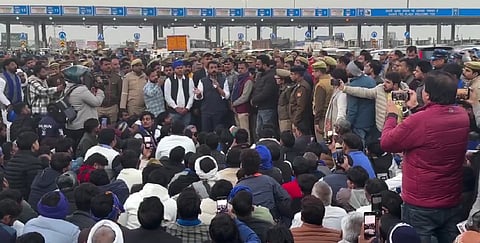 मेरठ के सरधना दलित पीड़ित परिवार से मिलने निकले सांसद चंद्रशेखर आजाद को पुलिस ने गाजीपुर बॉर्डर पर रोक लिया।