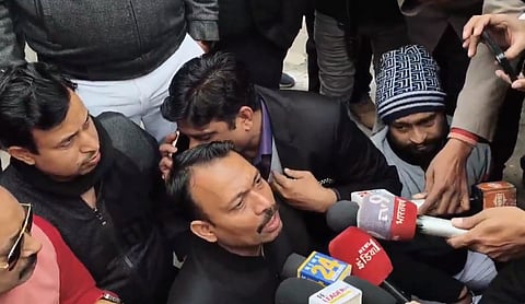 बरेली पूर्व सिटी मजिस्ट्रेट अलंकार अग्निहोत्री को जिलाधिकारी अविनाश सिंह के कार्यालय के अंदर घुसने नहीं दिया गया तो उन्होंने गेट पर ही धरना शुरू कर दिया।