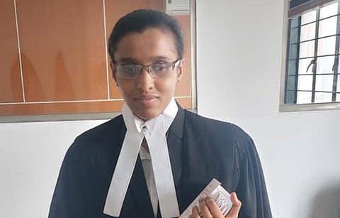 तान्या नाथन ने जन्म से ही देख नहीं पाने के बावजूद ब्रेल टेक्स्ट, स्क्रीन रीडिंग तकनीक और अटूट संकल्प के बल पर विधि की पढ़ाई पूरी की।