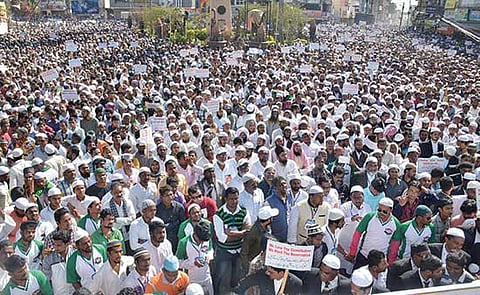 यह फैसला राज्य में मुस्लिम समुदाय के लिए एक बड़ा झटका माना जा रहा है, क्योंकि इससे शिक्षा और सरकारी नौकरियों में आरक्षण का लाभ पूरी तरह समाप्त हो गया है।