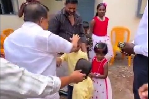 तीन मासूम बच्चों के माता-पिता ने आत्महत्या कर ली, जिससे वे अचानक अनाथ हो गए।