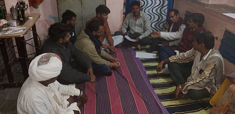 पीड़ित किशोर के परिजनों से बातचीत करते हुए दलित संगठनों के प्रतिनिधि