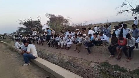 परिजनों और ग्रामीणों का आरोप है कि अपहरण के बाद उसके साथ दुष्कर्म किया गया और फिर बेरहमी से हत्या कर शव फेंक दिया गया।