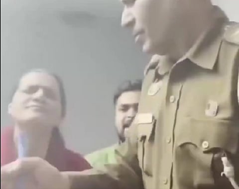 हर्ष सिंह और उनकी पत्नी रूबी जैन ने पीड़िताओं को नस्लीय और अपमानजनक टिप्पणियां कीं, साथ ही उत्तर-पूर्वी लोगों को निशाना बनाते हुए बातें कहीं।