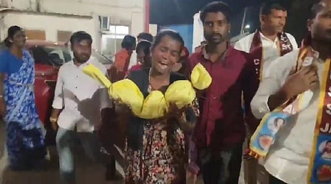 चंद्रकला का परिवार को कुम्मारा मल्लन्ना जतारा के दौरान मंदिर में प्रवेश नहीं दिया गया क्योंकि वे निचली जाति से थे!
भेदभाव का विरोध करने पर उच्च जाति के सरपंच और उसके गुंडों ने परिवार को बेरहमी से पीटा। सरपंच ने दो माह की बच्ची को लात मारी जिससे वह बेहोश हो गई। वे उसे तुरंत अस्पताल ले गए जहां बच्ची की मृत्यु हो गई।