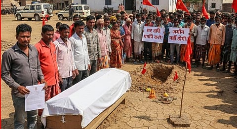 परिवार को न तो गांव के सार्वजनिक कब्रिस्तान में और न ही निजी पारिवारिक जमीन पर दफनाने की इजाजत दी जा रही है। ग्रामीणों के एक वर्ग ने कथित तौर पर इसका विरोध किया और हिंदू धर्म में पुन: परिवर्तित होने की मांग की।