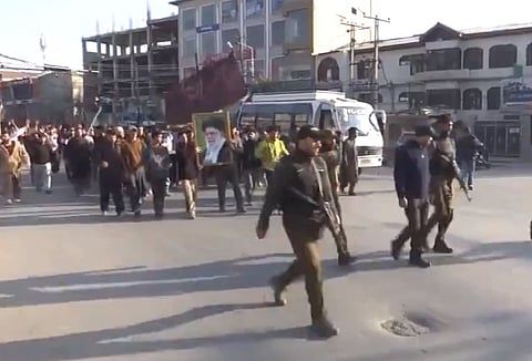 श्रीनगर में कश्मीरी शिया मुसलमानों ने ईरान के सुप्रीम लीडर अयातुल्ला अली खामेनेई की हत्या के खिलाफ प्रदर्शन किया।