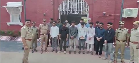 यह घटना 16 मार्च को पंचगंगा घाट के पास हुई थी, जिसमें युवाओं ने नाव पर इफ्तार का आयोजन किया था।