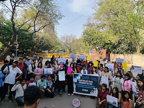 दिल्ली में बीते दिनों Trans Bill 2026 के विरोध में प्रदर्शन करते स्टूडेंट्स