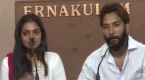 मोनालिसा ने कहा कि मुस्लिम से शादी की वजह से उन्हें और उनके पति को जानलेवा धमकियां मिल रही हैं, उनके पोस्टर जलाए जा रहे हैं और उनकी जिंदगी खतरे में है- सिर्फ इसलिए क्योंकि उन्होंने अपनी पसंद का साथी चुना।