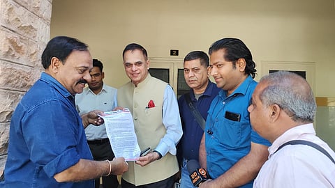 IFWJ के प्रतिनिधिमंडल ने फेडरेशन के प्रदेश उपाध्यक्ष राजीव गौड़ के नेतृत्व राजस्थान के मुख्य सचिव वी. श्रीनिवास को ज्ञापन सौंपकर जैसलमेर में वरिष्ठ पत्रकार के साथ हुए प्रशासनिक अन्याय की निष्पक्ष जांच की मांग की।