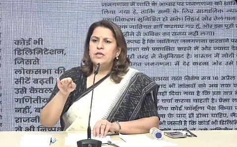 कांग्रेस का आरोप है कि मोदी सरकार महिला आरक्षण के पीछे छिपकर गलत तरीके से परिसीमन करना चाहती है और जातिगत जनगणना से बचना चाहती है।