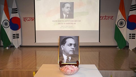 डॉ. बी.आर. अंबेडकर की 136वीं जयंती के अवसर पर, भारतीय सांस्कृतिक संबंध परिषद में कोरिया दूतावास के अधिकारियों और कर्मचारियों ने उन्हें पुष्पांजलि अर्पित की।