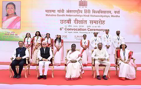 राष्ट्रपति द्रौपदी मुर्मू ने वर्धा में महात्मा गांधी अंतरराष्ट्रीय हिंदी विश्वविद्यालय के दीक्षांत समारोह की भाग लिया।