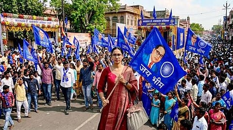 संविधान के अनुच्छेद 15, 16 और 335 के तहत अनुसूचित जाति/जनजाति को उनकी जनसंख्या के अनुपात में शैक्षिक संस्थानों और सरकारी सेवाओं में प्रतिनिधित्व का संवैधानिक अधिकार प्राप्त है। यह अधिकार जाति के आधार पर दिया गया है।