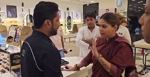 भाजपा लीडर नाजिया इलाही खान ने Lenskart शोरूम में जाकर हिंदू वर्कर्स को तिलक लगाकर कलावा बांधा.