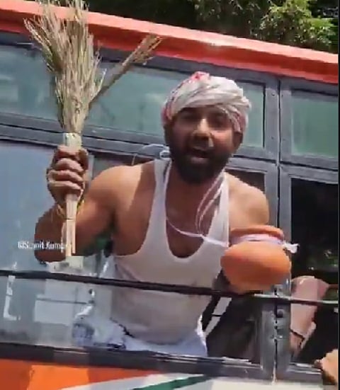 "हम दलित-पिछड़े हैं, अब हम फिर से मटका और झाड़ू लेकर चलेंगे. इस सरकार में यही हमारा भविष्य है, यही हमारा भूत काल था", विवश और निराश होकर प्रदर्शनकारी मीडिया के सामने फूट पड़े।