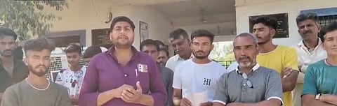 दलित समुदाय के सदस्यों का आरोप है कि उनके लिए अलग से भोजन और पानी की व्यवस्था की गई थी तथा मंदिर में जाने मना कर दिया गया था।
