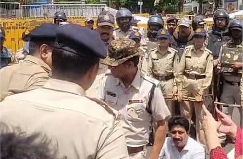 भोपाल में 70 साल पुरानी आदिवासी बस्ती हटाई गई। पॉलिटेक्निक चौराहे पर प्रदर्शन, हल्का लाठीचार्ज, कांग्रेस नेता हिरासत में