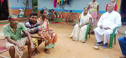 Murmu and Chhutni (right) at the victims home in Badamari village