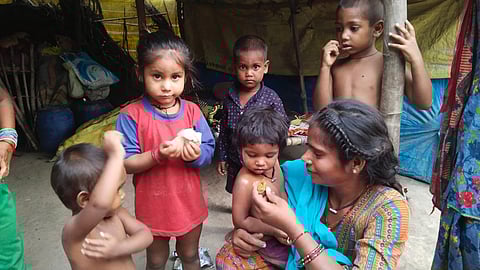Ragini returned home after begging while feeding her little daughter