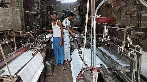 The big traders provide raw materials to the small loom owners, who, in return, provide the finished fabric to them at a fixed rate.