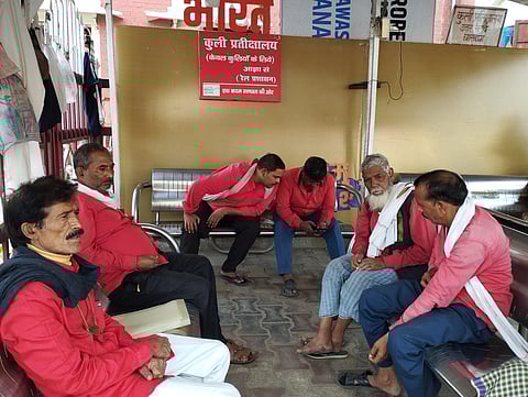 Spot Report: How are Battery-Operated Cars Impacting the Livelihoods of Coolies at Lucknow Railway Station?