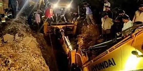 A swift response was initiated with the arrival of the police, administration, and SDRF teams at the scene.