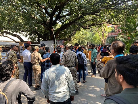 Police trying to handle the Right-Wing forces