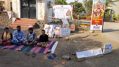 Students protesting outside Wardha University's gate