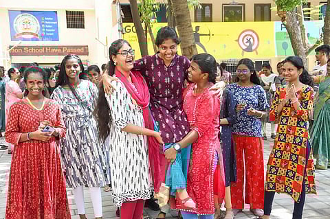 Know Who is Kaviya Janani Who Travelled 15 km Daily to Study in English Medium School, Scored 499/500 in TN Board Exam