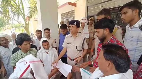 In a memorandum to the SDM and police authorities, the family members stated that their daughter was able to identify the culprits through photographs. Despite this crucial evidence, no arrests have been made even after 10 days since the incident.
