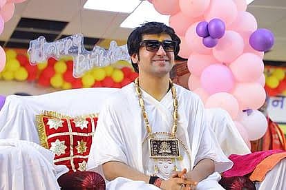 MP: Bageshwar Baba Defies Supreme Court Stay on Name Plates, Threatens Chhatarpur Shopkeepers to Display Names