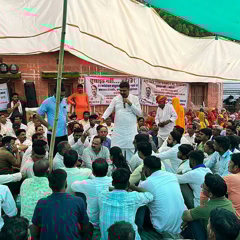 Leader of Opposition Tikaram Jully  met the aggrieved family members at the protest site on August 25 and demanded a CBI investigation.