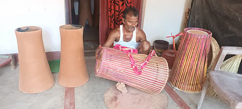 The Mandar is characterized by its distinctive cylindrical shape made from red clay, slightly bulging in the middle.