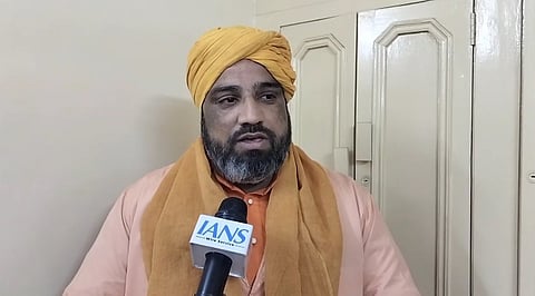 PM Modi's Chadar Offering Sparks Debate on Unity and Divisive Forces