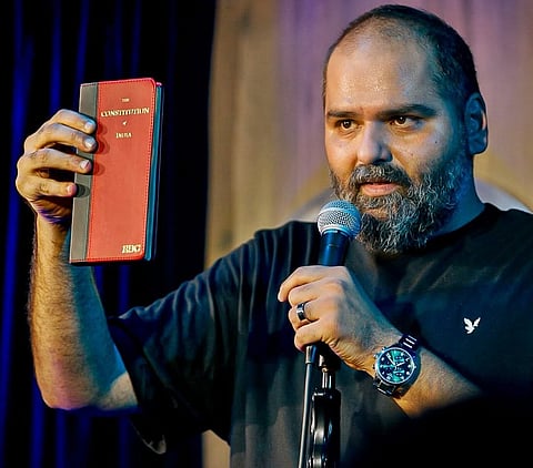 Kamra mocked Eknath Shinde using a modified version of a Hindi song from "Dil To Pagal Hai", eliciting laughter from the audience.