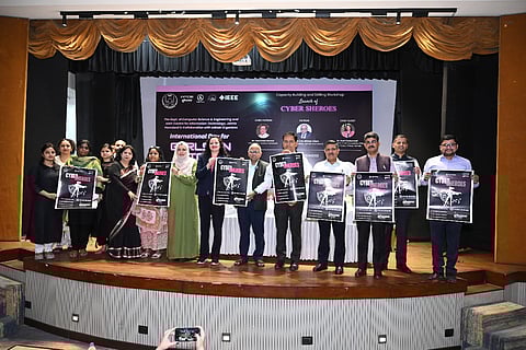 Prof. (Dr.) Md. Afshar Alam (Vice Chancellor, Jamia Hamdard), Dr. Subi Chaturvedi (Global SVP and Chief Corporate Affairs and Policy Affairs, InMobi), Major Vineet Kumar (Founder and Global President, CyberPeace Foundation), ACP Manoj Kumar, Delhi Police with the Jamia Hamdard faculty at the “Cyber Sheroes” program launch