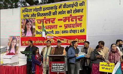 The protest, organised as a Jantar Mantar dharna–pradarshan, brought together student groups, political workers, and rights activists.