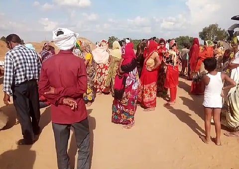 मंन्दिर जाने के लिये रास्ता न मिलने पर मैनपुरी में ग्रामीणों ने किया हाईवे जाम, चल रहे काम को रुकवाया