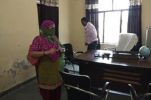 अधिकारियों द्वारा चक्कर कटवाए जाने से ऊबी विधवा महिला ने मैनपुरी में डीआईओएस ऑफिस में किया हंगामा