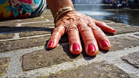 गुस्सैल पत्नी और कीलों से भरा एक थैला