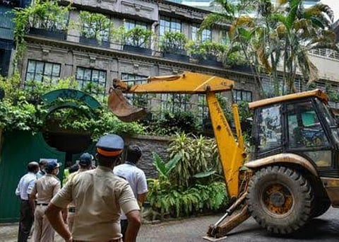 अभिनेत्री कंगना के ऑफिस पर बुलडोजर चलाए जाने के बाद उद्धव सरकार की नींव भी हिली