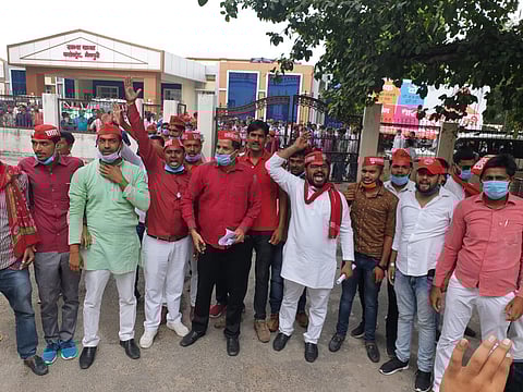 राज्यपाल के नाम मैनपुरी में डीएम को ज्ञापन देने पहुँचे सपाईयों ने जमकर लगाए सरकार विरोधी नारे