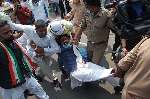 पीपीई किट घोटाला के ख़िलाफ़ का कांग्रेसियों का लखनऊ में प्रदर्शन