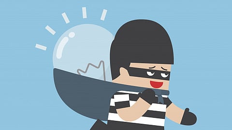 मैनपुरी में होमगार्ड का एलईडी बल्ब चोरी करने का वीडियो हुआ वायरल, एसपी ने मुकद्दमा दर्ज कर जेल भेजा