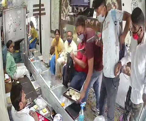 You May Not, But Criminals In UP Are Following COVID Protocol, Rob Jewellery Shop In Aligarh After Sanitising Hands