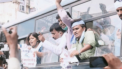 किसान विरोधी अध्यादेश के खिलाफ उत्तर प्रदेश में सड़कों पर उतरी आम आदमी पार्टी, प्रदेश अध्यक्ष को पुलिस ने किया गिरफ्तार