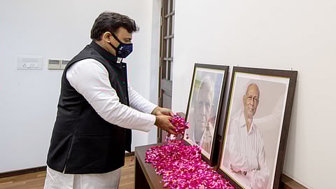 SP Chief Akhilesh Yadav Paying Floral tributes To Bose and Yadav